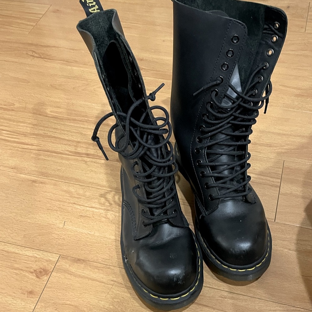 Dr. Martens 14 eye boots